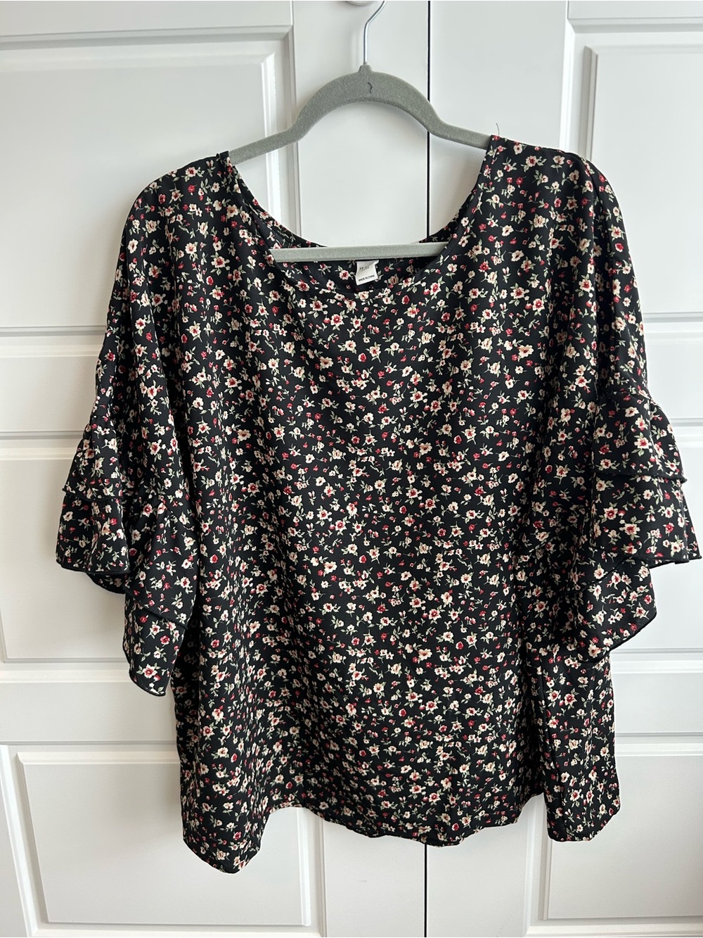 3X Black Loose- fitting Blouse with petite cream and red flowers